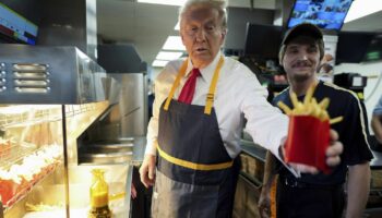 Pour se moquer de Kamala Harris, Donald Trump enfile un tablier chez McDo